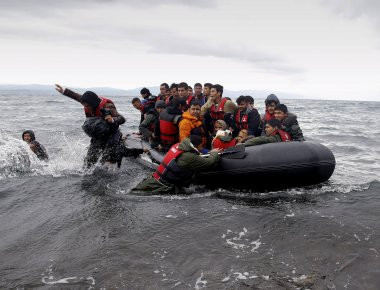 Τον «ασκό του Αιόλου» ανοίγουν οι Τούρκοι- Εκατοντάδες πρόσφυγες καθημερινά «εισβάλουν» στην Ελλάδα